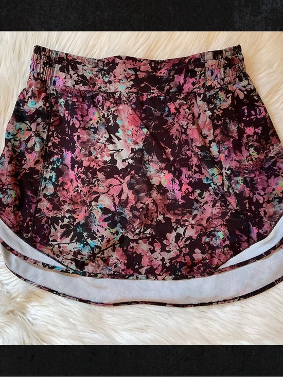 lululemon athletica Dresses & Skirts - Lululemon Hotty Hot Skirt - Stencil Blossom Red Multi / Sheer Blue - Size 8